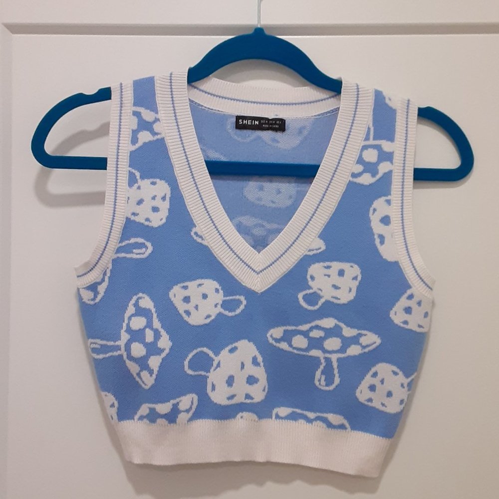 SHEIN blue & white mushroom cropped novelty knit top (M)
